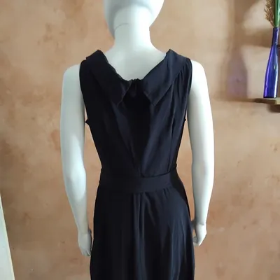 Jolie robe noire col V ceintrée taille 36/38 Hugan co